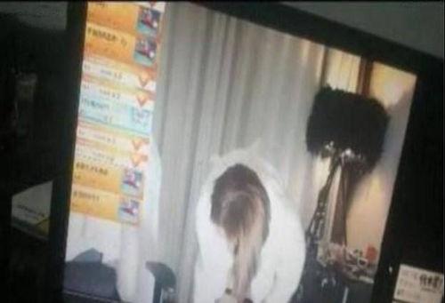 日本主播忘关摄像头,隐私瞬间曝光