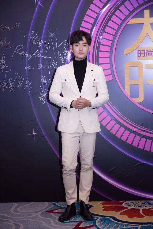 邓男子明星,星光熠熠的璀璨明星之路