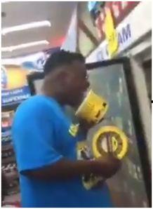 被男人舔了胸视频,男子舔胸视频引发热议