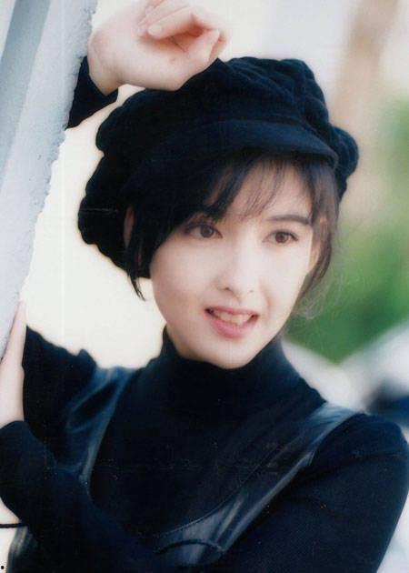 周慧敏老公最近照片,风采依旧引人瞩目